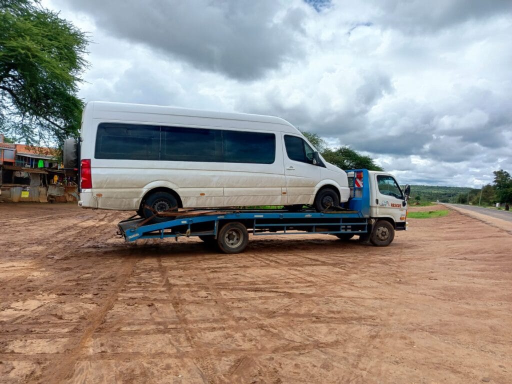 Guardian Towing Services helping a client stuck on the highway 